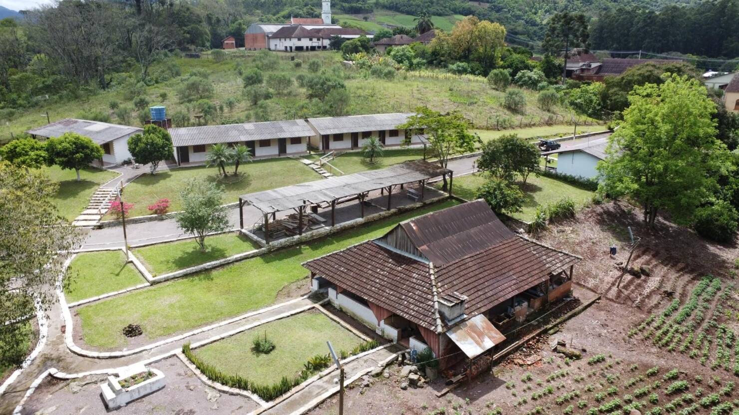 Chácara à venda com 3 quartos, 600m² - Foto 1