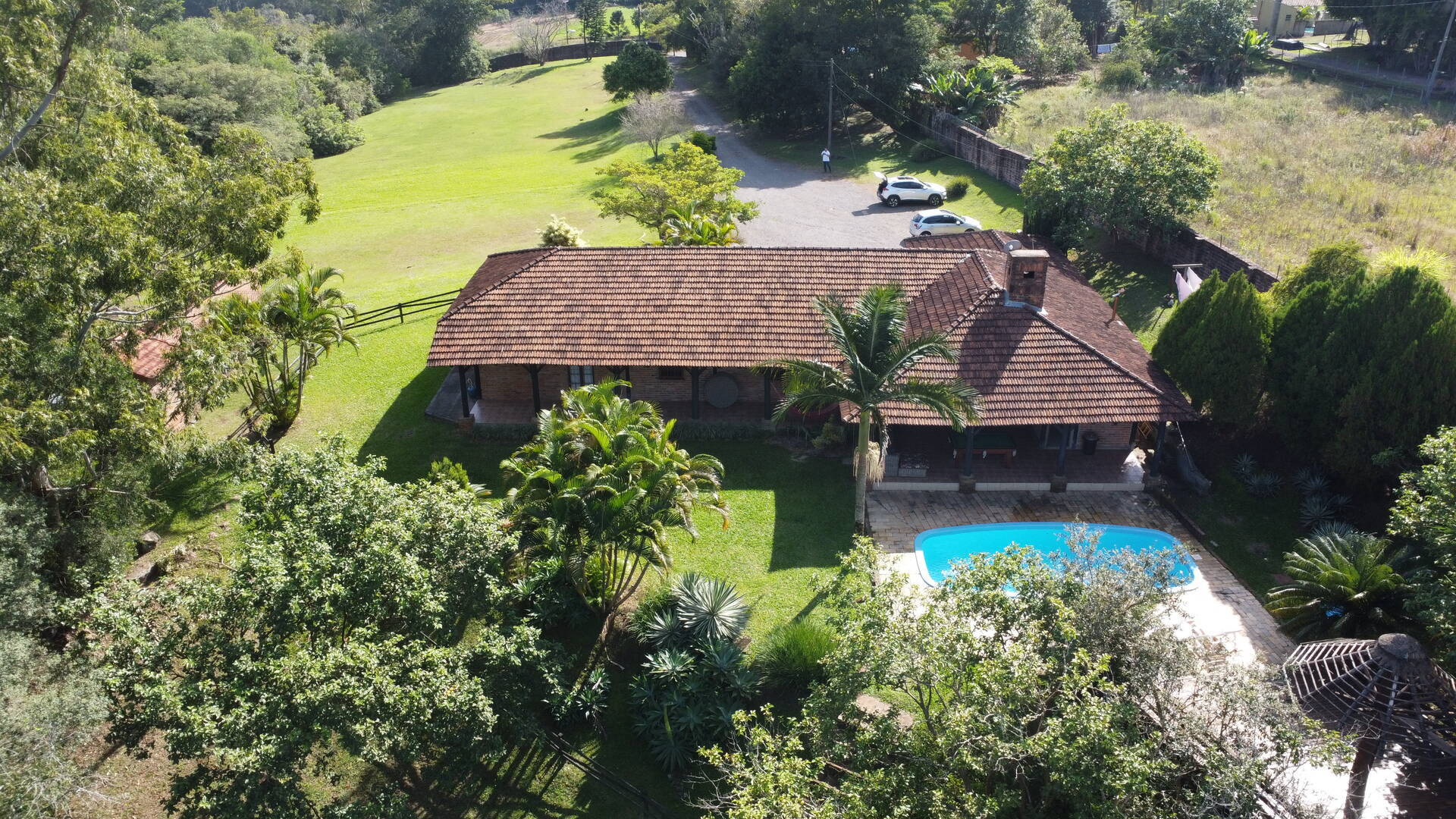Casa à venda com 3 quartos, 303m² - Foto 1