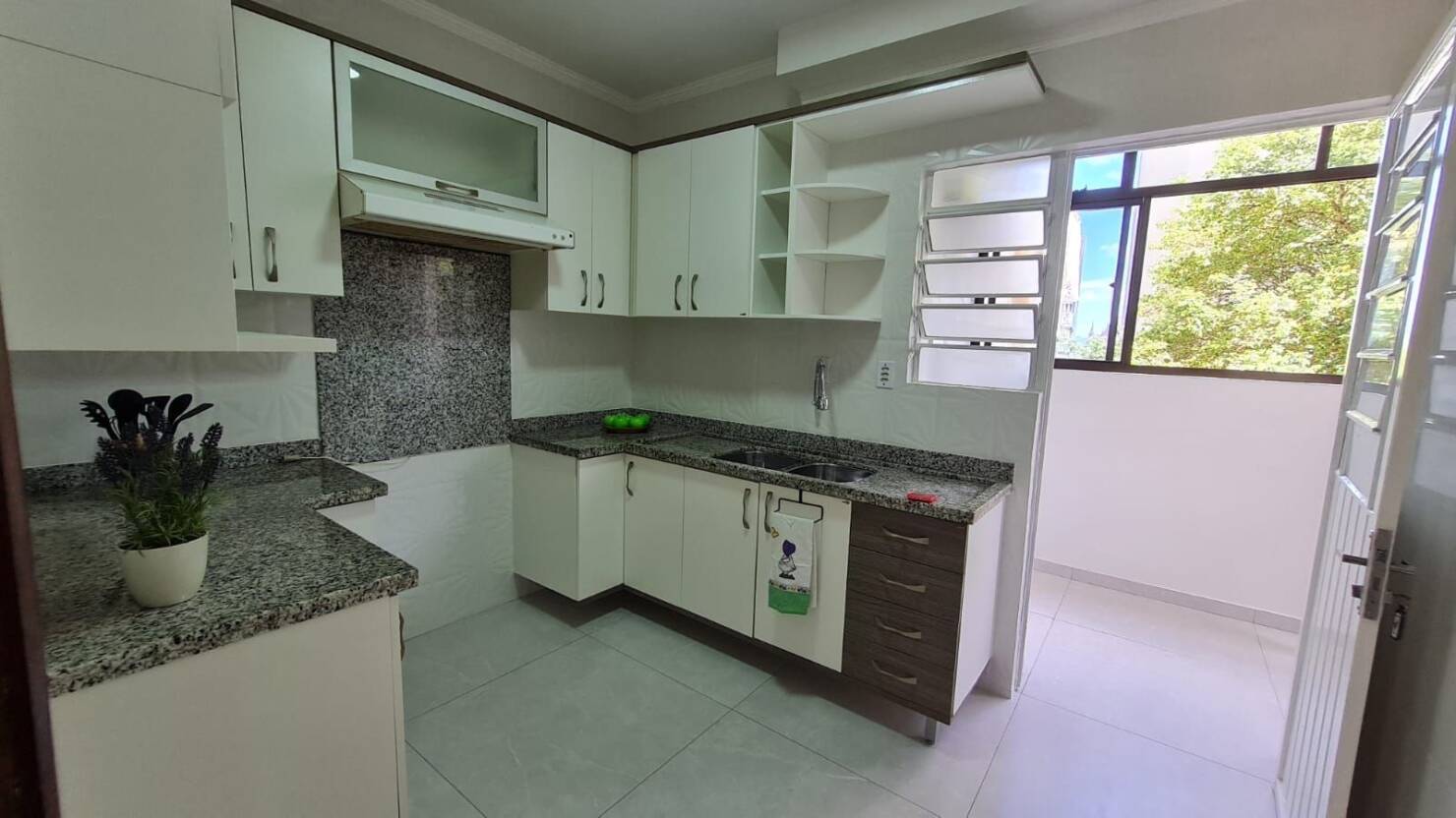 Apartamento à venda com 3 quartos, 79m² - Foto 2