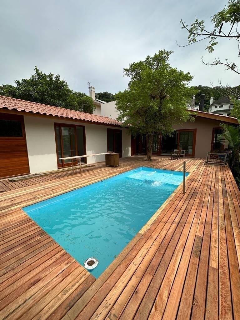 Casa para alugar com 3 quartos, 450m² - Foto 1