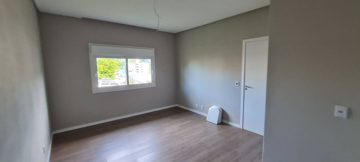 Casa à venda com 4 quartos, 207m² - Foto 1