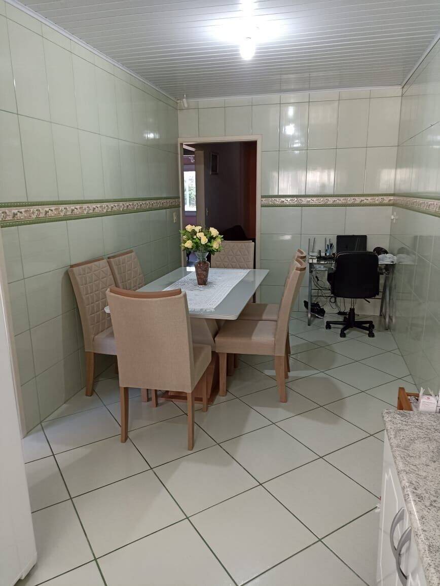 Casa à venda com 3 quartos, 111m² - Foto 1