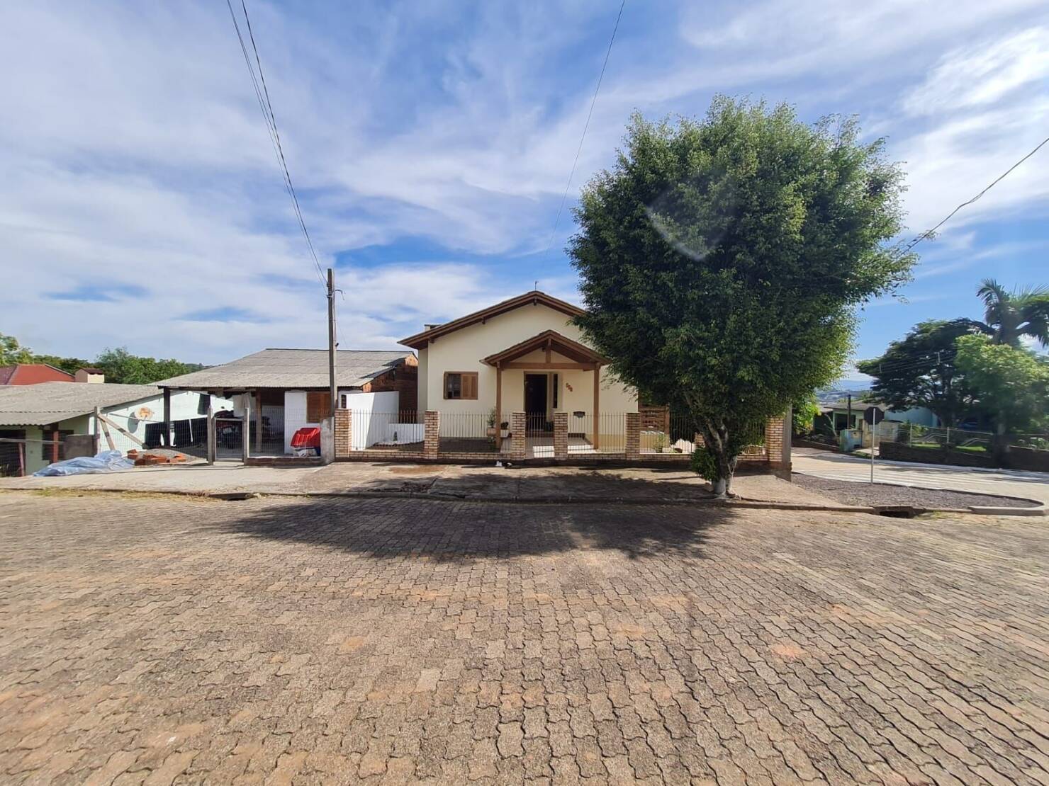Casa à venda com 3 quartos, 180m² - Foto 1